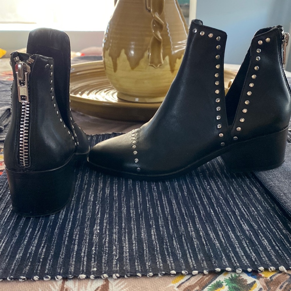 Steve Madden Black with Studs Booties🦩